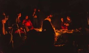 Menschen ums Lagerfeuer